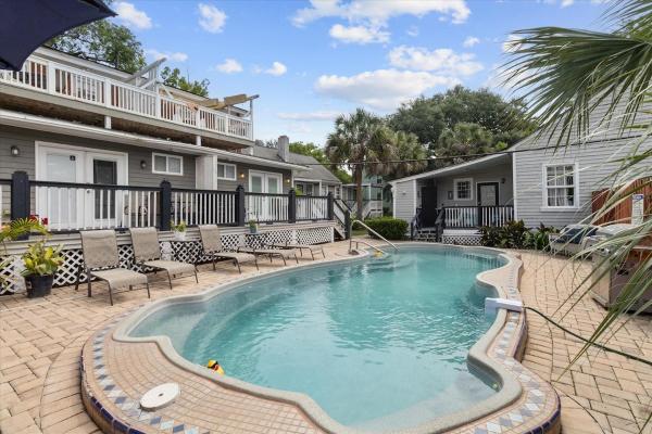 Fantastic Downtown Condo With Shared Pool! - Savannah