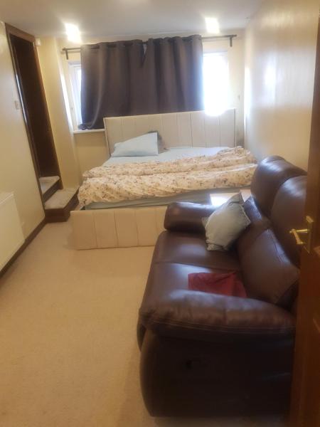 Nice,spacious And Comfortable Room Clise To Tube Station - London