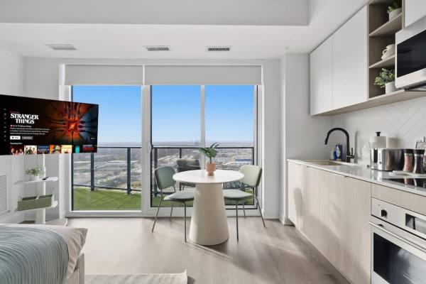 Modern Etobicoke Studio Sleek Queensway Retreat - Lakeshore