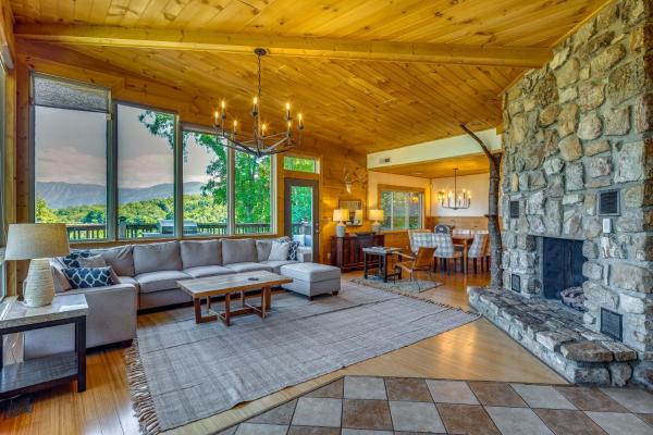 Mtn-view Cabin W/ Private Hot Tub In Gatlinburg! - Gatlinburg, TN