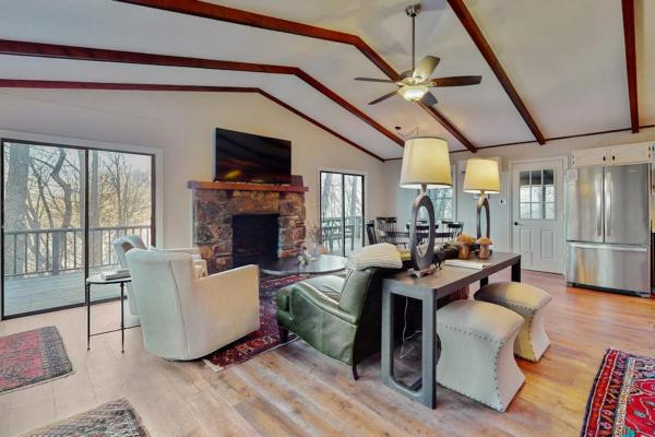 The Nunv Cabin - Table Rock State Park, Pickens