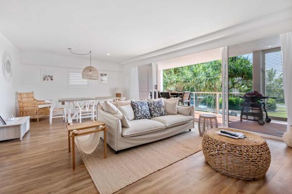 Sophisticated & Stylish Beachside Apartment With Pool - Noosa Heads