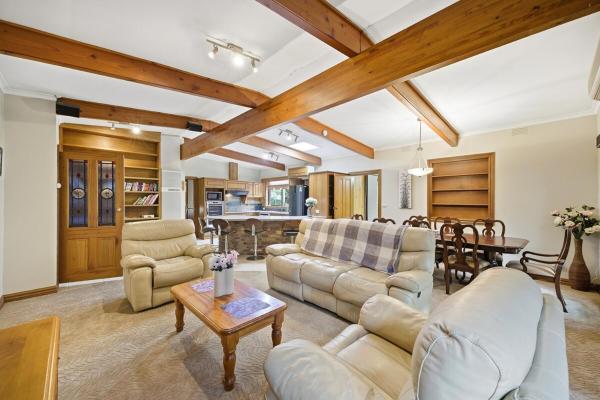 Huge 5 Bed Party House Pool, Renovated Tram, Bar - Clyde North