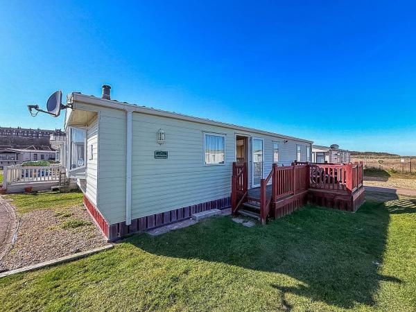 写真にはローストフト市にあるGreat 6 Berth Caravan With Decking By The Beach In Suffolk Ref 40023Ndが写っています。
