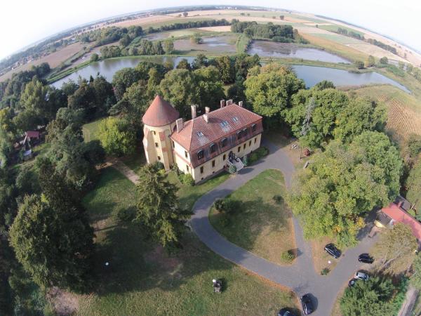 The photo shows the Zamek Dobra located in the city of Dobroszyce.