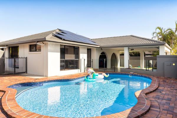 Riverfront Spacious Home With Pool Pontoon Wifi Sleeps 10 - Gold Coast