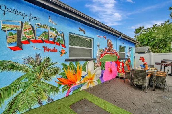 3 Bed, 3 Bath Downtown Luxe Chalet Getaway - Tampa, FL