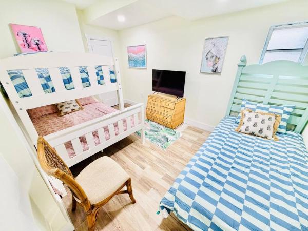 Sleeps 9 Quiet And Private Beach Access Walkable - Fort Myers Beach, FL