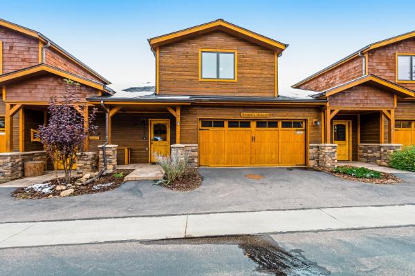 Inviting Retreat Near Downtown W/ Scenic Deck, Mountain Views, & Free Wifi - Estes Park, CO