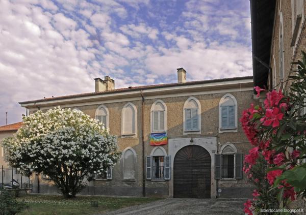 A la foto es mostra l'objecte Casa Berra situat a la ciutat de Milà.