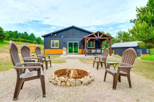 3 Mi To Lake! Golfer's Oasis On Summit Course - Torch Lake, MI