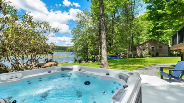 Lakefront, Dock, Boats, Hot Tub, Game Room - Lake Ariel