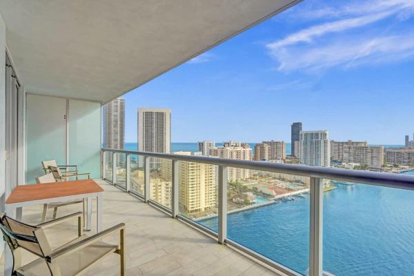 Canal View Condo Resort Near Beach Pool Gym 2405 - Hallandale Beach, FL