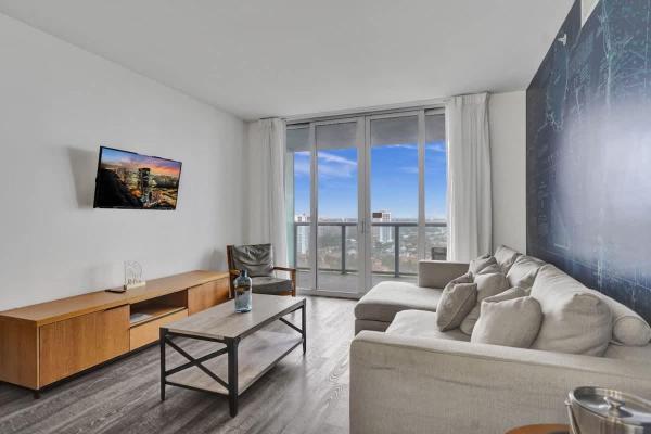 Lovely 1-bedroom Condo Steps Away From Ocean 2208 - Hallandale Beach, FL