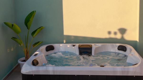 Virginia Suite - Jacuzzi Retreat In Kalamaki - Crete