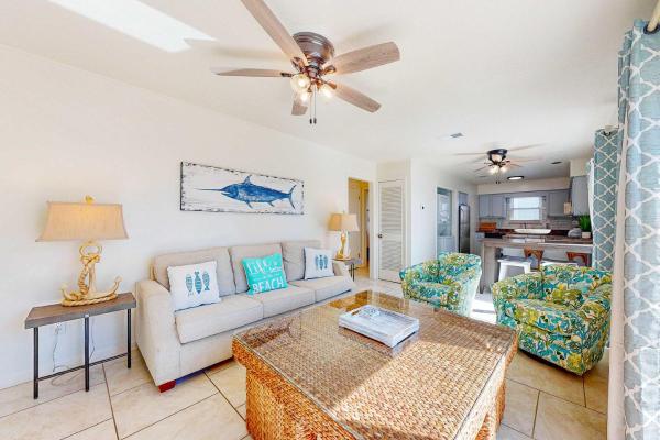 Family Friendly Condo Across From Beach With Balcony - Alabama