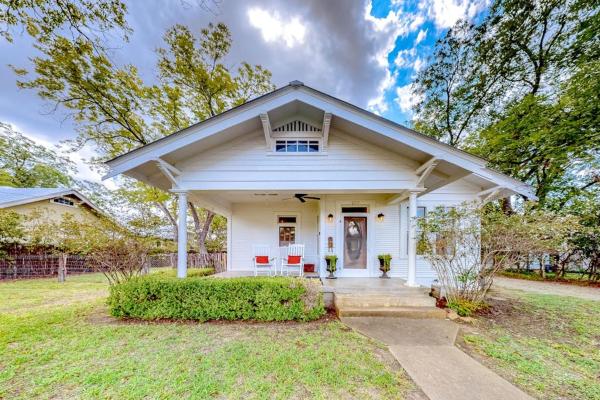 Enchanting Home With Fireplace, Full Kitchen, Patio, Central Ac, & Washer/dryer - Fredericksburg, TX