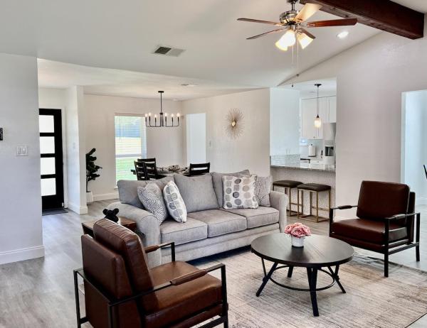 Comfortable Home Near Lake, Dining & Shooping - Flower Mound, TX