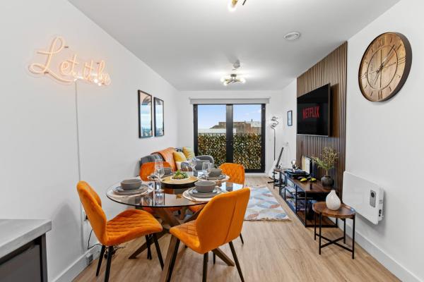 Stylish City Apartment with Juliette Balcony, Retro Games & Fast WiFi, Liverpool