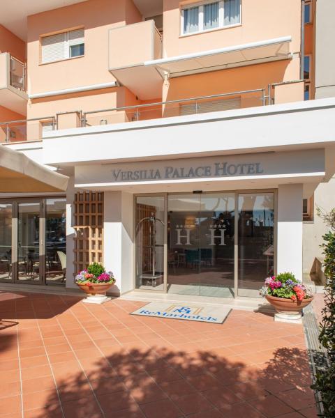 På billedet ses objektet Versilia Palace Hotel beliggende i byen Fiumetto.