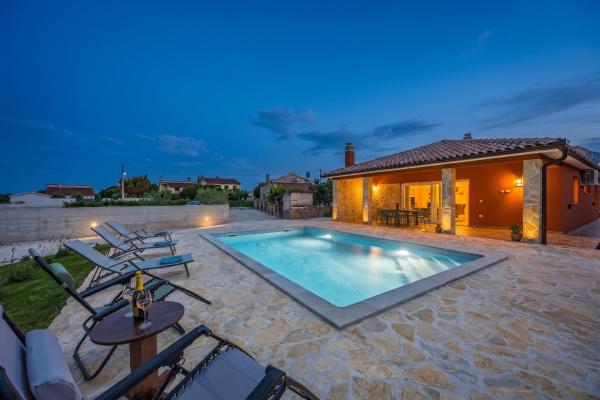 Villa Martha Sisan Near Pula For 6 Persons With 30 M2 Private Pool - 3 Km From The Beach - Ližnjan