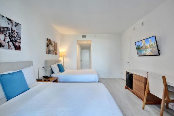 Chic Studio Beach Service Pool Gym Near Ocean 410 - Hallandale Beach, FL