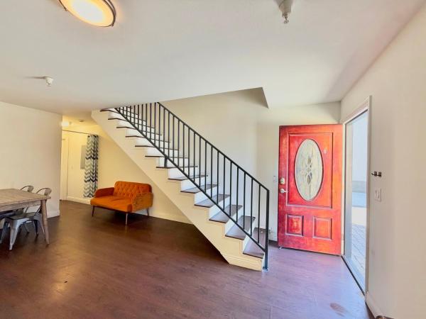 Private Room With Free Parking At 1360 - South Gate, CA