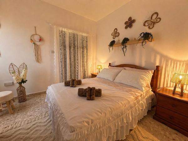 Kyblue Management - 2br Apt Steps From Harbour - Paphos