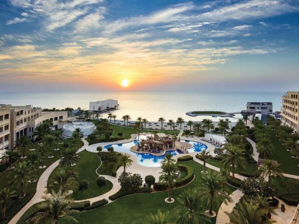 The photo shows the Sofitel Bahrain Zallaq Thalassa Sea & Spa located in the city of Karzakkān.