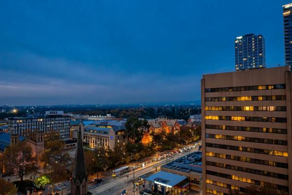 Luxury Cbd Retreat With Skyline Views - Adelaide