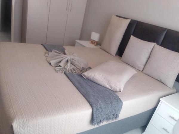 A la foto es mostra l'objecte 1 bedroom cozy flat situat a la ciutat de Midrand.