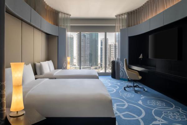Marvelous Double Room with Beach Access and Higher Floor, 2 Double Beds — 44 m² - W Doha