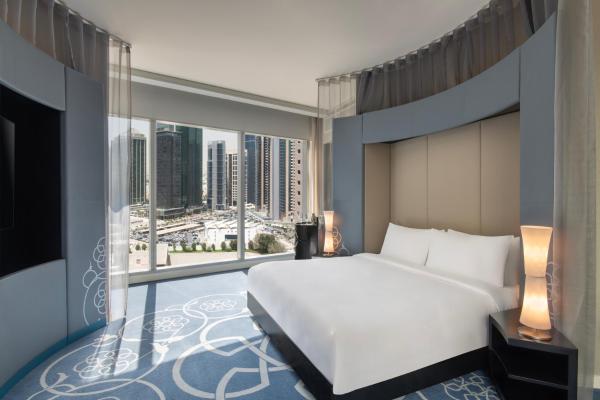 Cool Corner Suite with Beach Access, 1 King, City View — 65 m² - W Doha