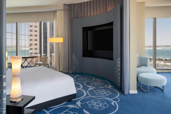 Cool Corner Suite with Beach Access, 1 King, Sea View — 65 m² - W Doha