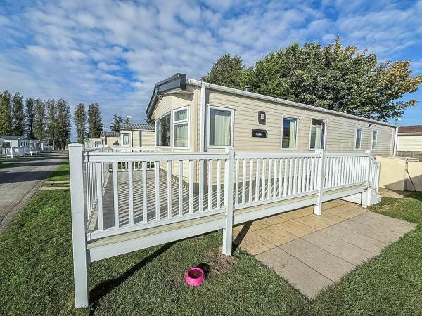 Caravan With Decking At Manor Park In Hunstanton, Sleeps 6 Ref 23045b - England