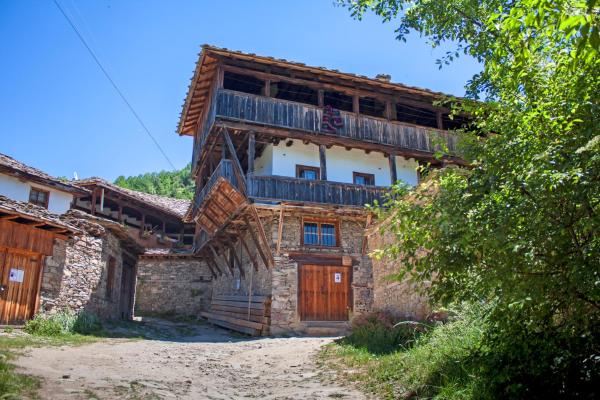 På billedet ses objektet Kruchma Bratyata Guest House beliggende i byen Kovachevitsa.