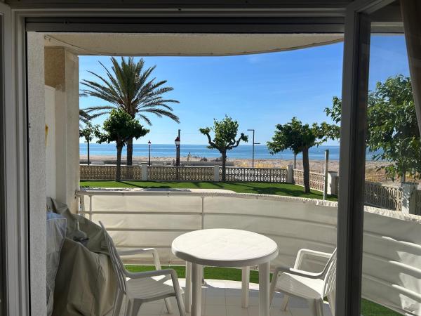 Right On The Beach - Cubelles
