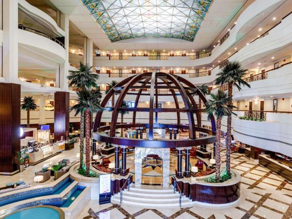 Na zdjęciu widoczny jest obiekt Mövenpick Grand Al Bustan położony w mieście Dubaj.