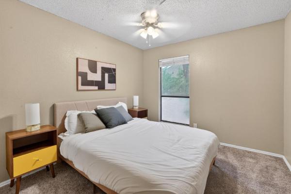 Large Living Area And Two Roomy Bedrooms - Lubbock