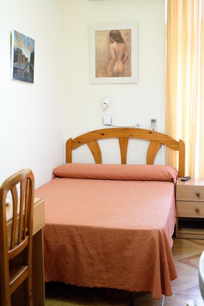 A la foto es mostra l'objecte Hostal Fuentesol situat a la ciutat de Madrid.