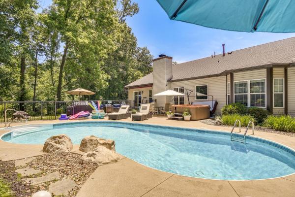Gateway To St Louis: Group Getaway W/ Game Room - Alton, IL