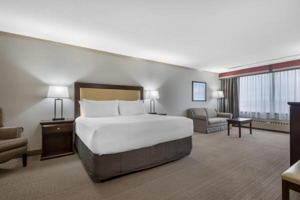 写真にはカルガリー市にあるBest Western PLUS Port O'Call Hotelが写っています。