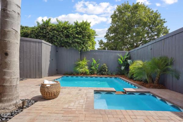 Grand 10br Nola Retreat Dual Heated Pools & Spas - New Orleans, LA