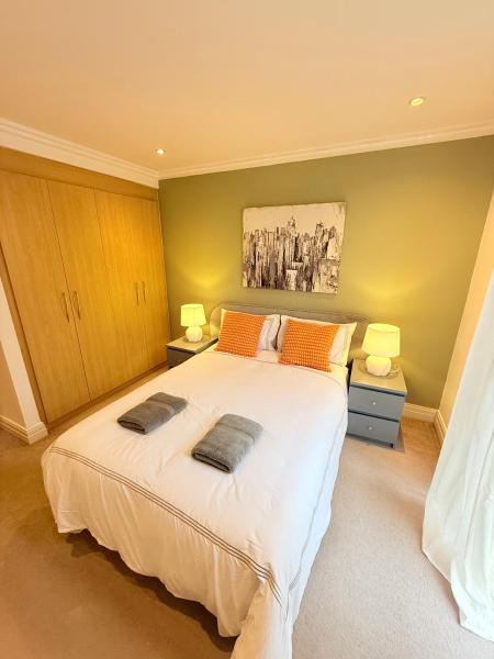 Modern Riverside Apartment With Parking - Thames Ditton