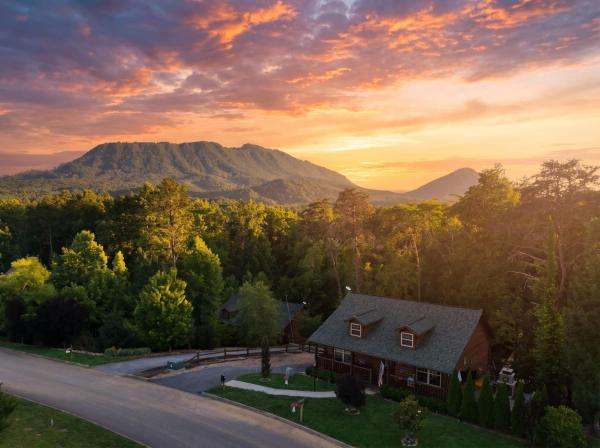 Enchanted Forest Cabin And Teepee! Lights & Laser Show! Private Hot Tub! Unique Stay! - Sevierville, TN