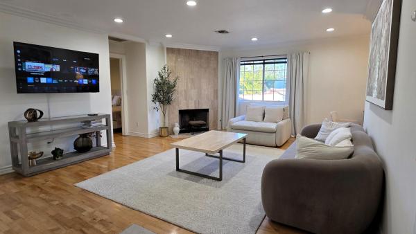 Modern 2 Bedroom Apt In Hancock Park Close To Attractions And Hollywood - West Hollywood, CA