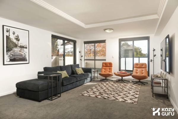 Kozyguru | Homebush West | Modern 2r Apt + Parking - ストラスフィールド