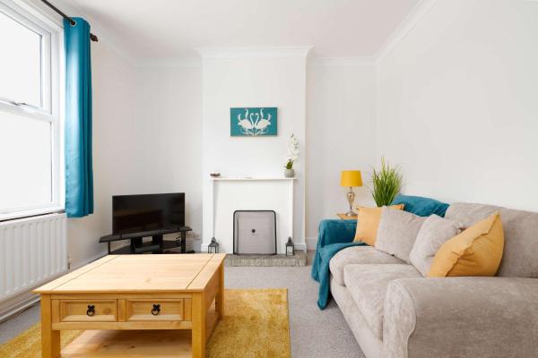 2 Bed Victorian Townhouse With Parking & Courtyard -