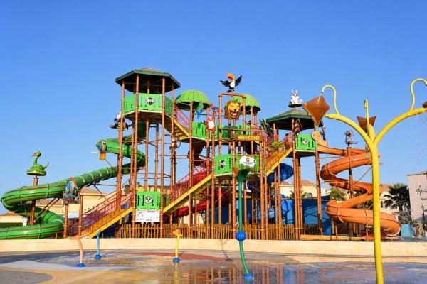 The photo shows the The Grove Resort Bahrain located in the city of Al Ḩadd.