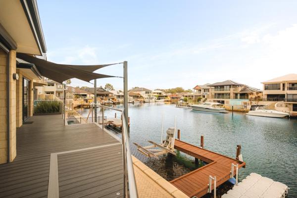Waterfront Home With Canal Views In Halls Head - 만두라